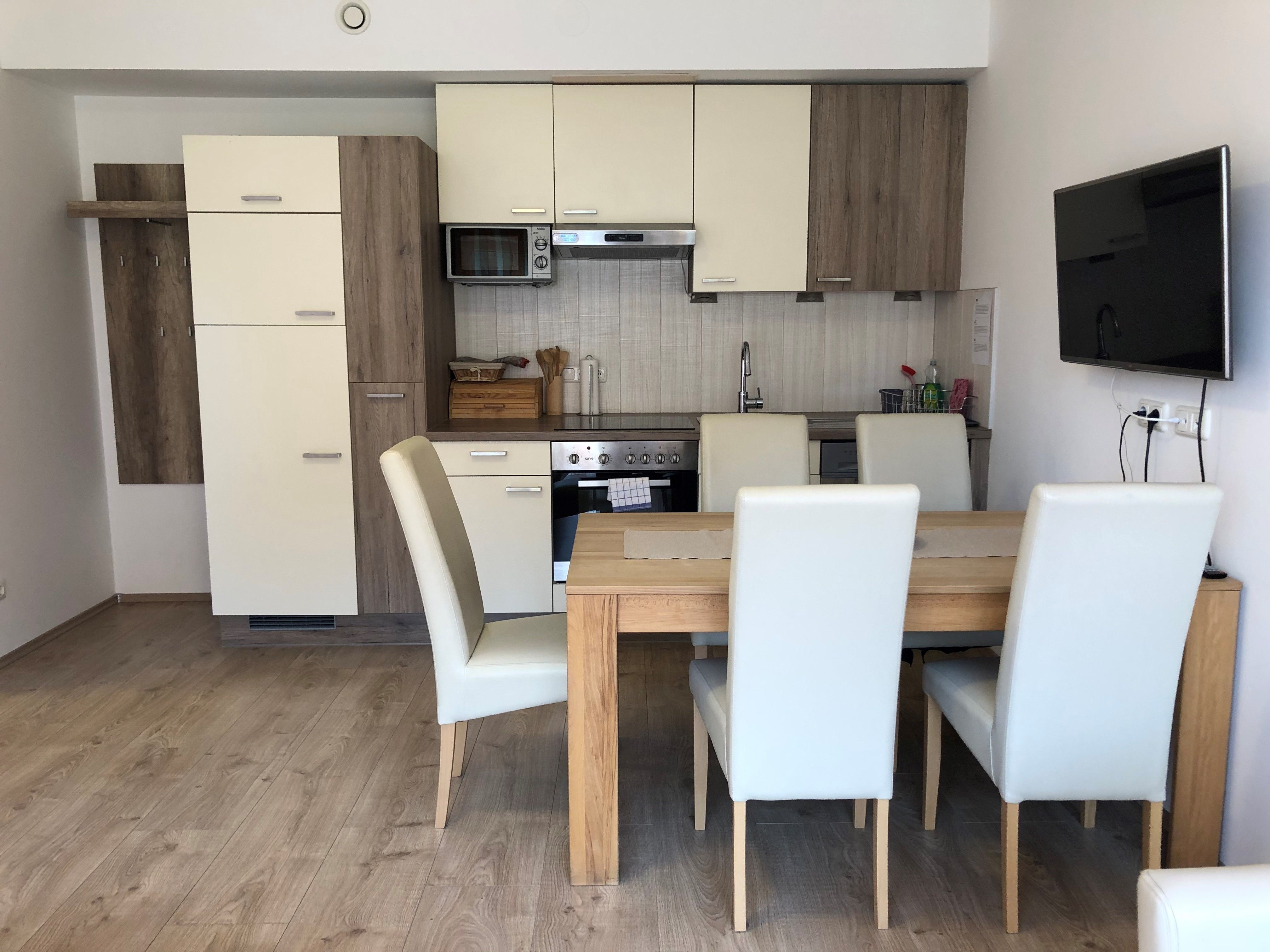 House Royal, dining and kitchen area