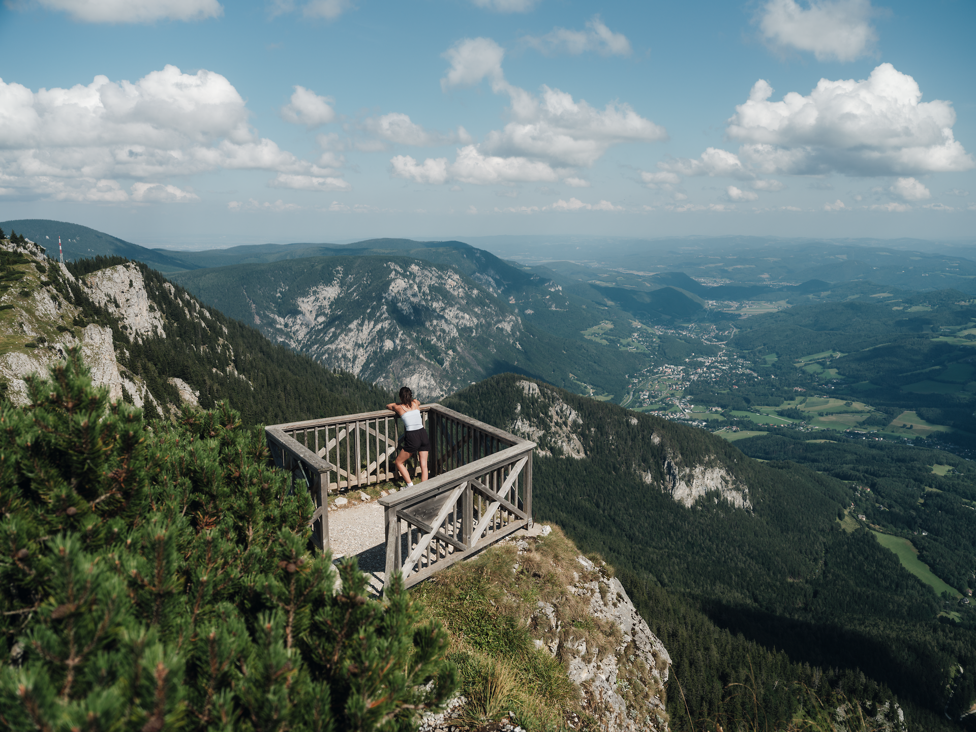 Ein atemberaubender Ausblick über die sanften Hügel und das grüne Tal entfaltet sich vor den Augen der Wanderer. Die frische Bergluft und die majestätischen Wolken verleihen der Szenerie eine friedliche Atmosphäre, die zum Verweilen einlädt. Hier, an einem Aussichtspunkt, wird die Schönheit der Natur in vollen Zügen genossen.