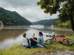 Radfahrerinnen Gasthof Gierlinger Obermühl an der Donau, © WGD Donau Oberösterreich Tourismus GmbH