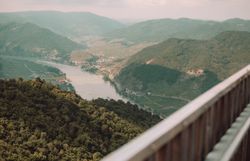 Die Aussicht von der Plattform ist atemberaubend, während die Donau sanft durch die grüne Landschaft fließt. Umgeben von sanften Hügeln und üppigen Wäldern, lädt dieser Ort dazu ein, die Schönheit der Natur in vollen Zügen zu genießen.