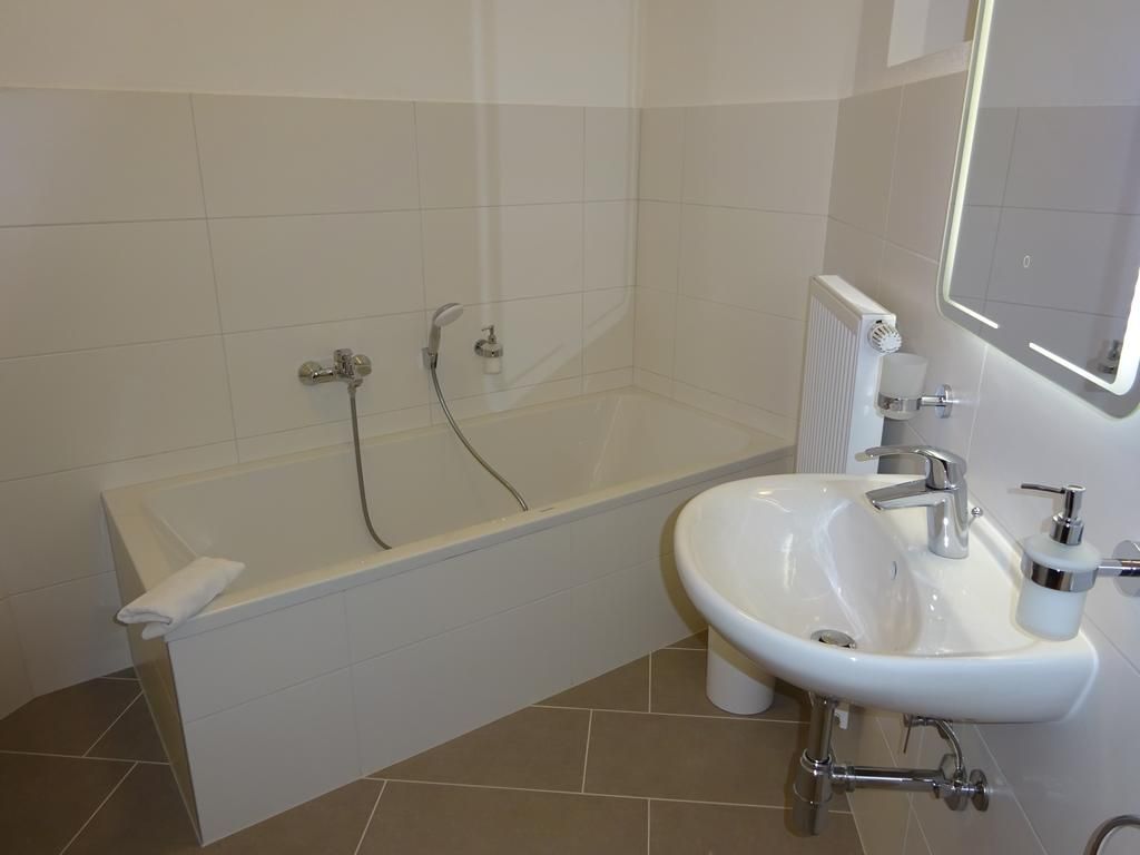 Bathroom with washbasin and bathtub