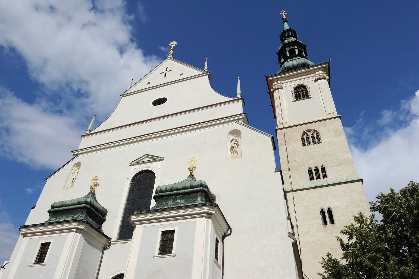 Front view of the Wachau Cathedral with blue sky in the background.