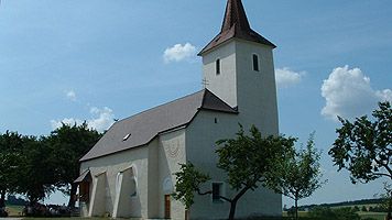 Pöllaberg branch church with tower and trees in the foreground.