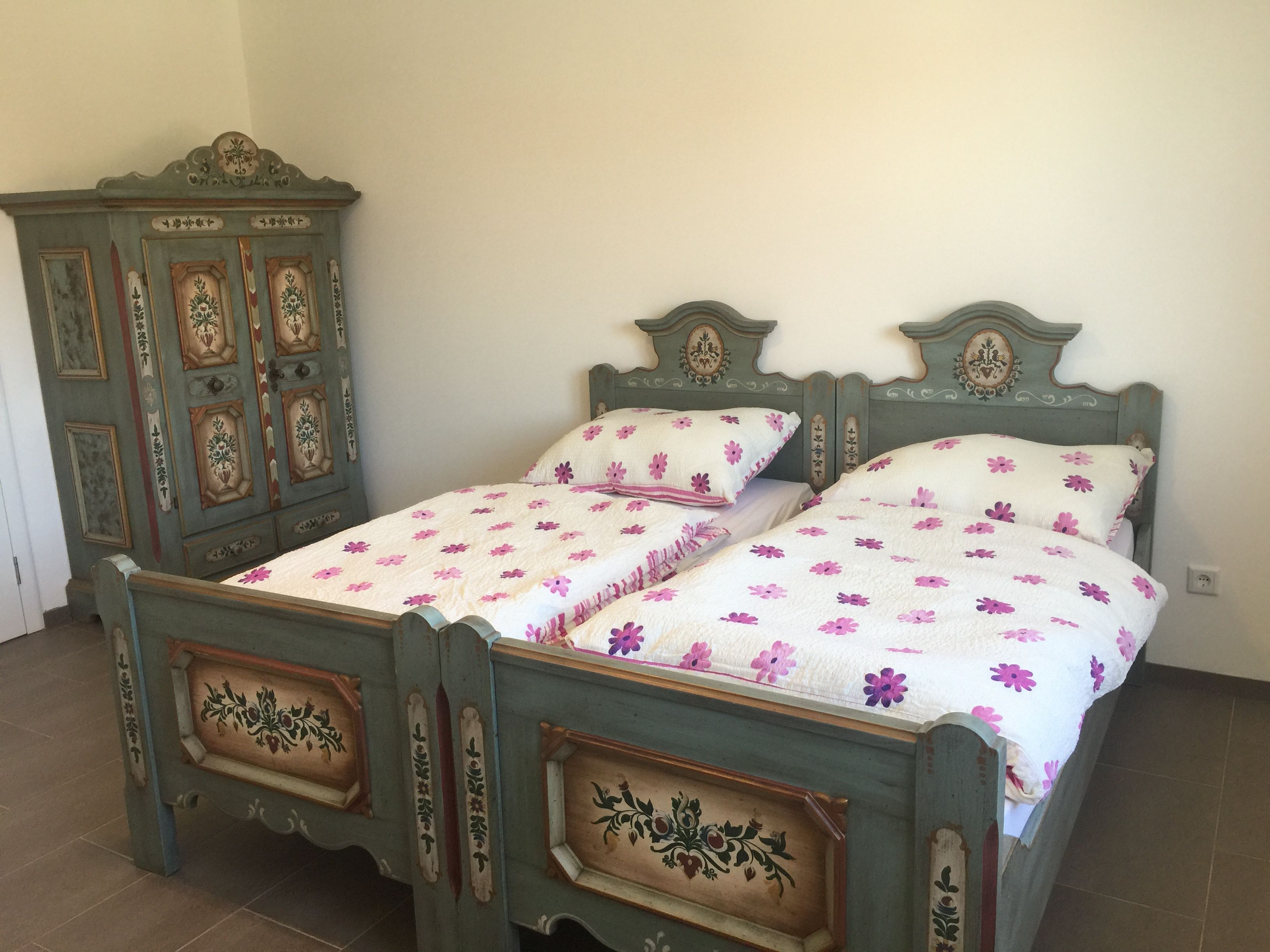 Double room furnished in farmhouse style