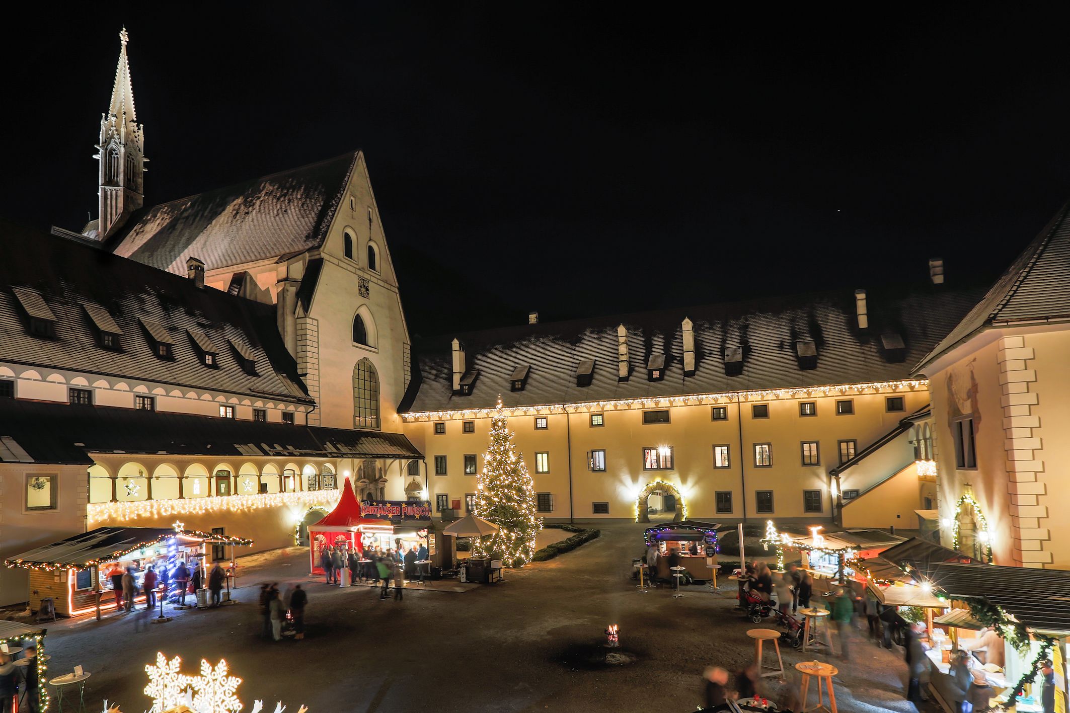 Flaming Kartausen Christmas with a view of the church