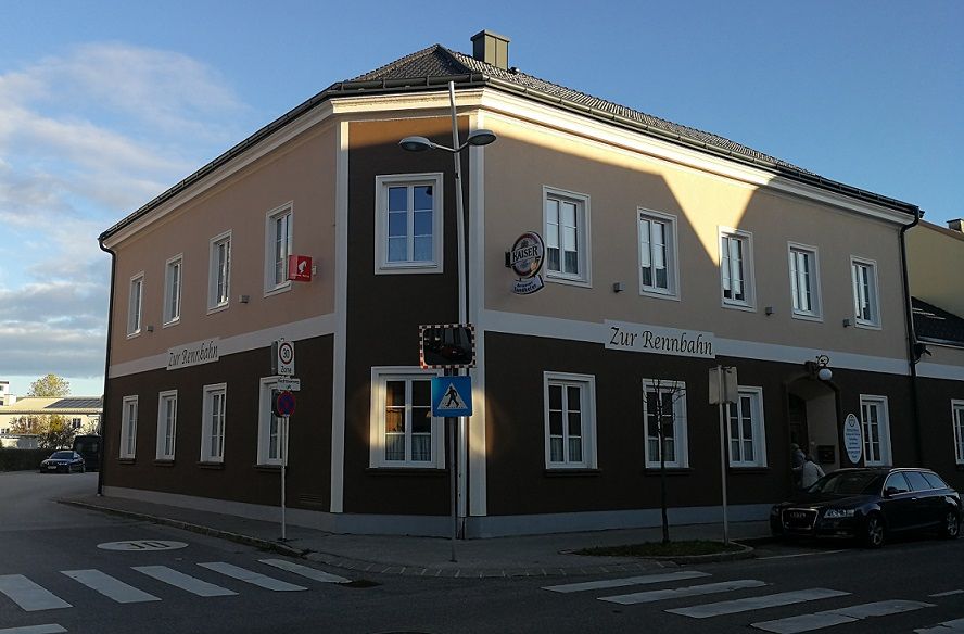 Corner building with the inscription 'Zur Rennbahn' and Kaiser beer sign.