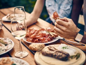 regionale K&ouml;stlichkeiten im Glas und auf dem Teller, &copy; Wachau-Nibelungengau-Kremstal