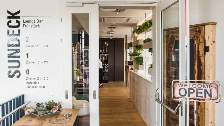 Lounge bar entrance, © Das Alfred