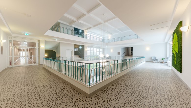 campus-horn-atrium-view-staircase-wide-angle_-min, © campus Horn