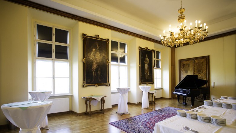 Magnificent room with casement windows and high windows, in front of which bar tables were placed