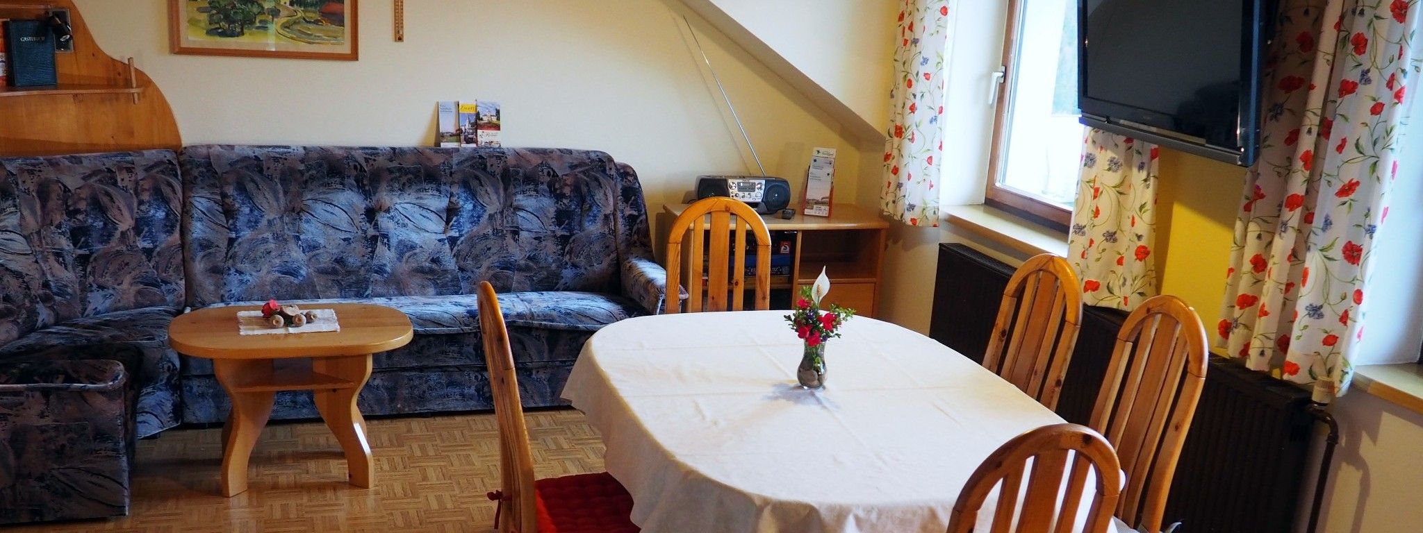 holiday-apartment-dining-table