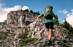 Ein begeisterter Wanderer erklimmt die steinigen Pfade, umgeben von majestätischen Felsen und üppigem Grün. Die frische Bergluft und die atemberaubenden Ausblicke laden dazu ein, die Schönheit der Natur in vollen Zügen zu genießen. Hier, wo der Sommer in den Bergen seine volle Pracht entfaltet, wird jeder Schritt zu einem unvergesslichen Erlebnis.