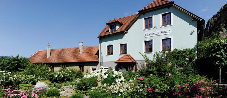 A traditional house with a garden, labeled 'Gasthaus St&ouml;ger'.