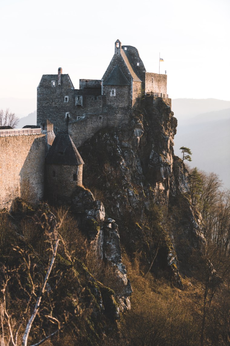 The mighty Aggstein castle ruins on a rocky spur., © Niederösterreich Werbung/Philipp Mitterlehner