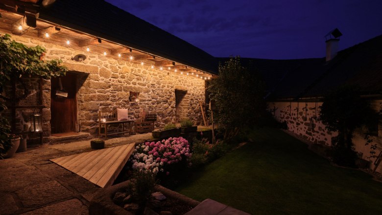 Inner courtyard at night, &copy; Mathias Lixl / lixl.com
