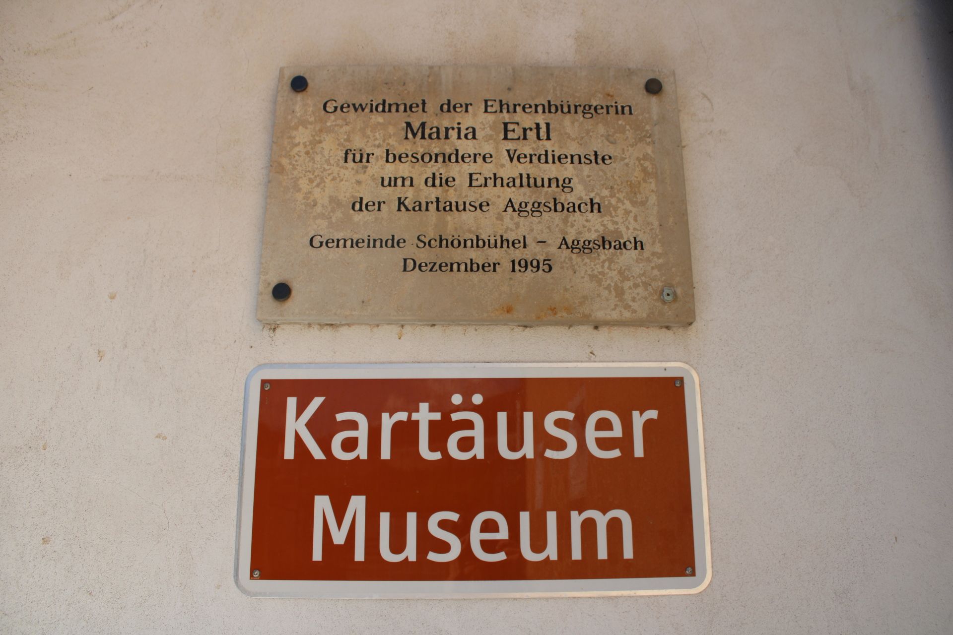 Commemorative plaque and sign for the Carthusian Museum in Aggsbach.