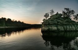 Der Ottensteiner Stausee strahlt in den warmen Farben des Sommers, während sanfte Wellen das Ufer umspielen. Umgeben von üppigem Grün und majestätischen Felsen lädt die idyllische Landschaft zu Bootsfahrten und erholsamen Stunden am Wasser ein.