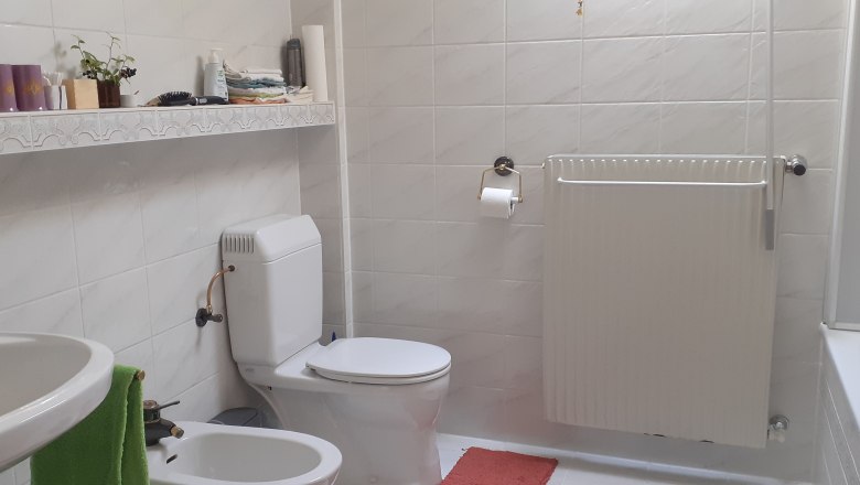 Bathroom with WC, bidet, washbasin and bathtub.