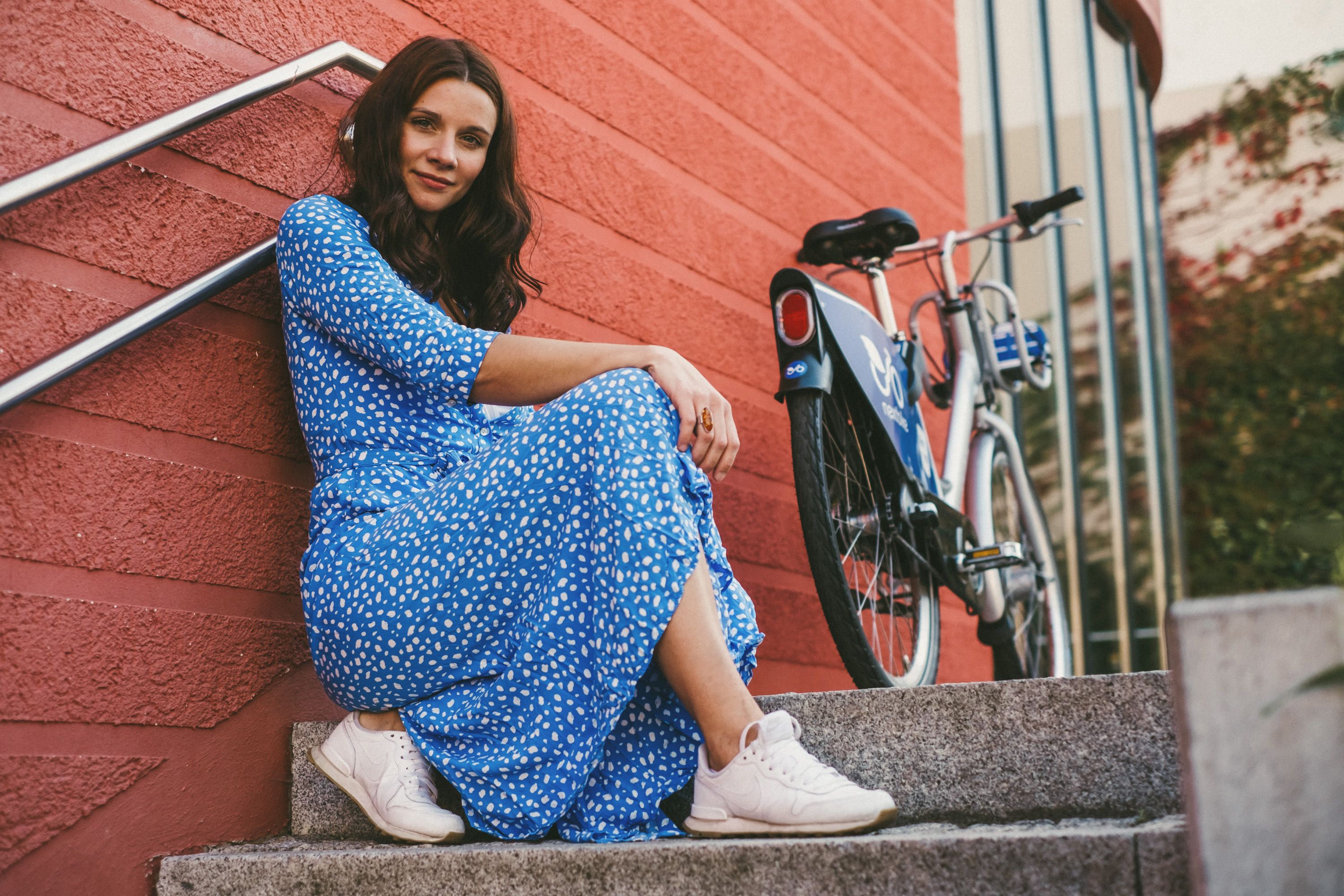 seated lady with nextbike