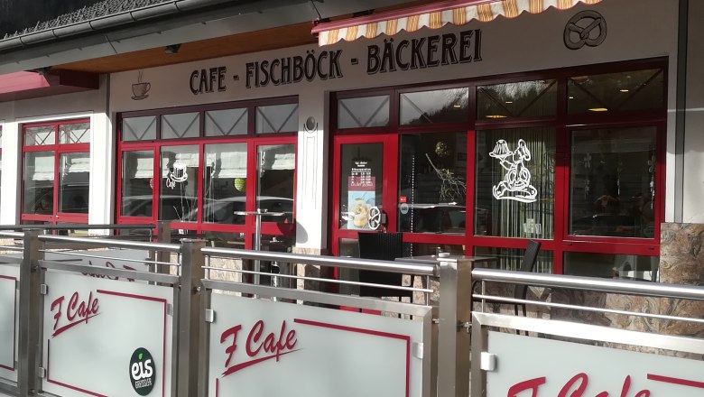 Exterior view of a café with a red frame and the inscription 'Café Fischböck Bäckerei'.