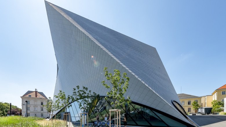 Modern architecture of the Landesgalerie Niederösterreich with sloping lines and glass façade.