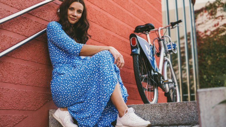nextbike_sitzende-dame-mit-bike, © nextbike