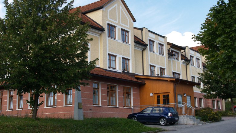 Guest house of the HLUW-Yspertal with parked car and trees.
