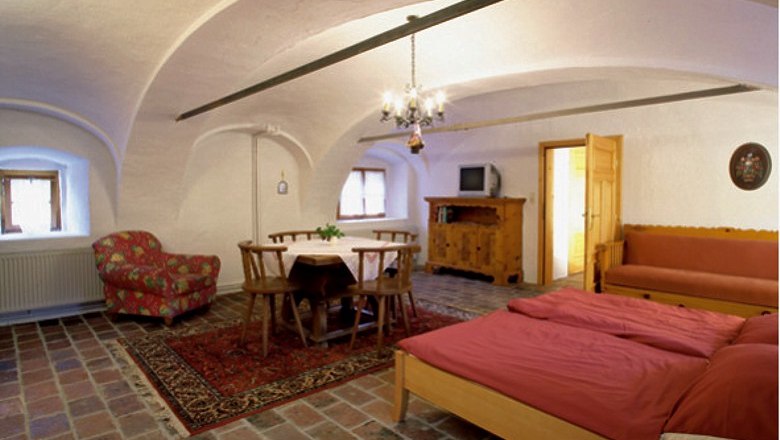 Organic farm Steinböck, © Biohof Steinböck Comfortable room with wooden furniture, double bed, dining table and TV.