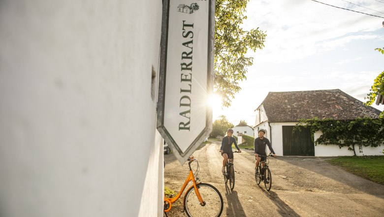 For thirsty cyclists in the Maulavern cellar alley., © Robert Herbst