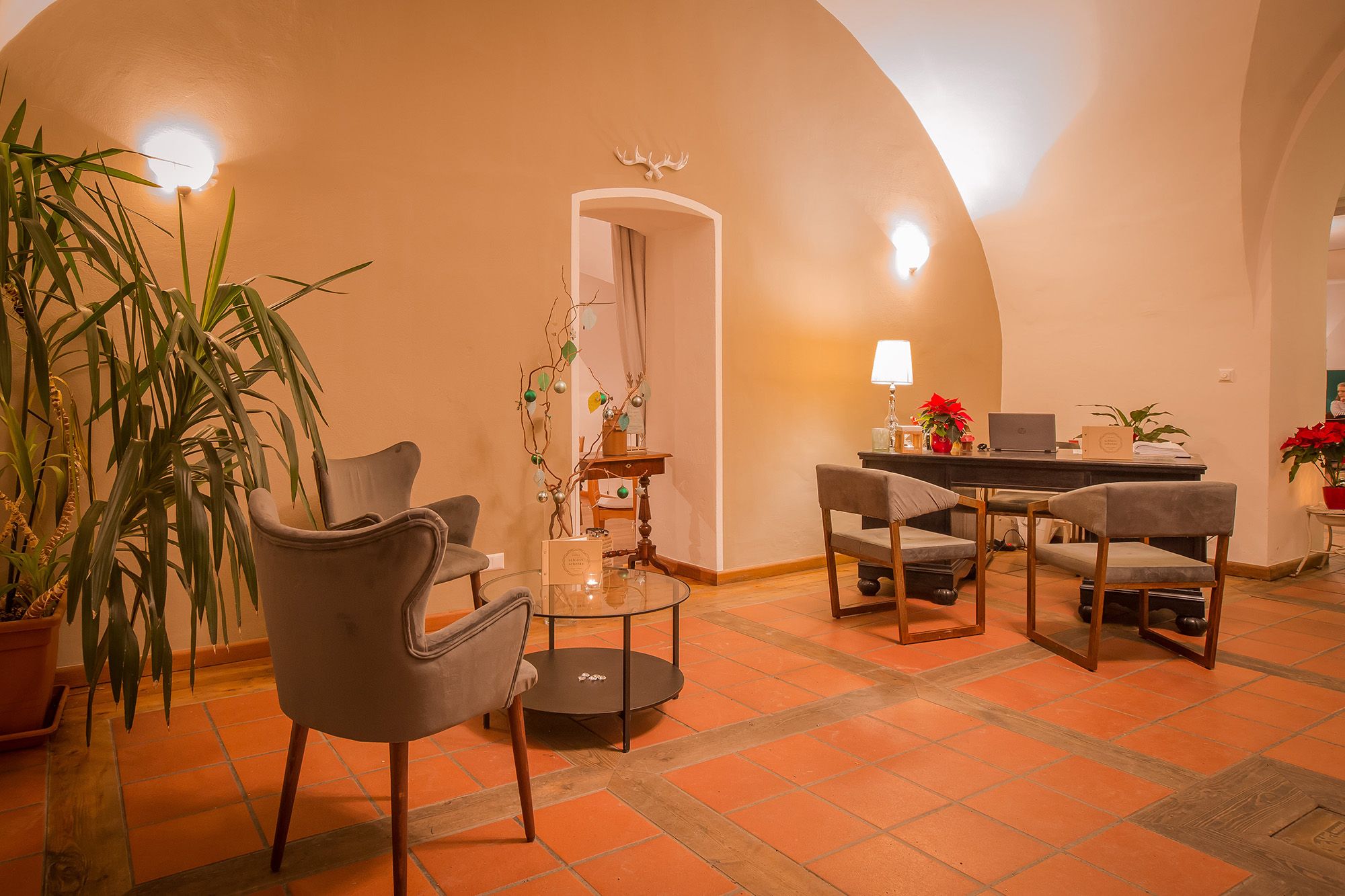 Cozy entrance area with armchairs, table and plants.