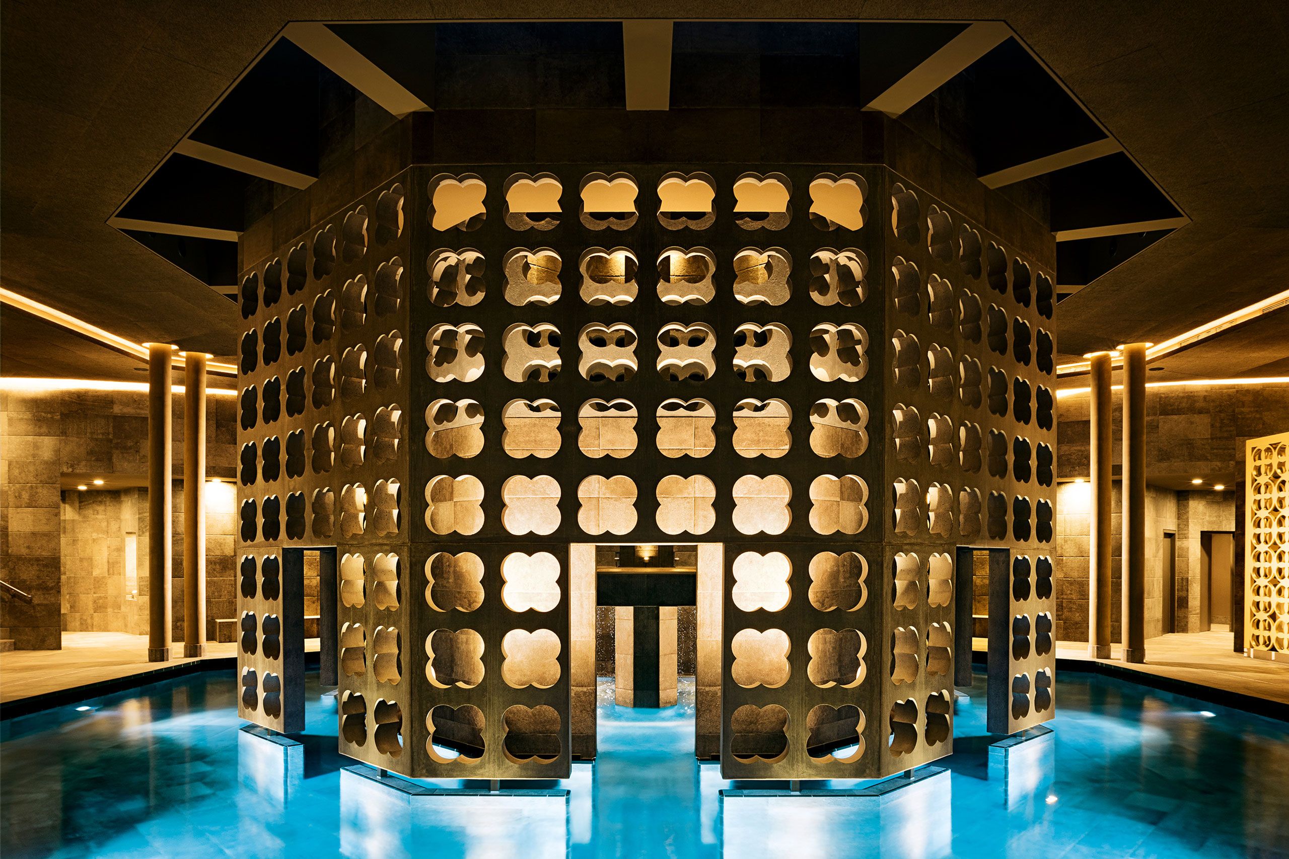 Interior view of the SILENTSPA at Therme Laa with illuminated, decorative walls and a water basin.