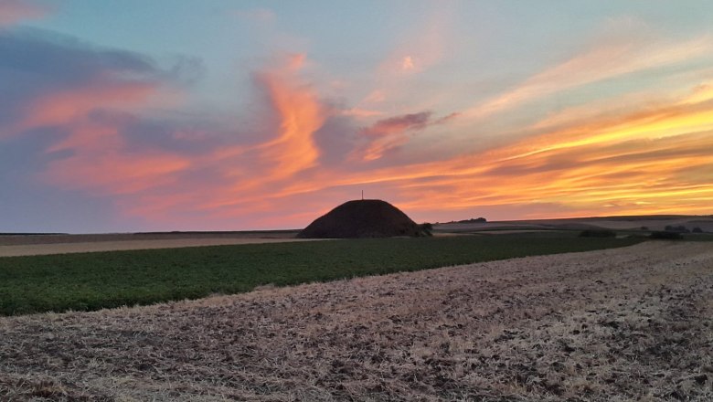 Tumulus at sunset, © LEADER-Region Weinviertel / Lahofer