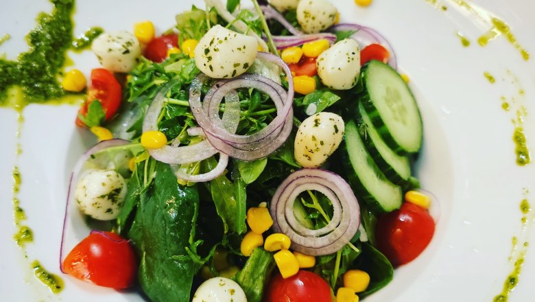 Crisp, fresh salads - wine bar in the Weinquartier, &copy; R. Freitag