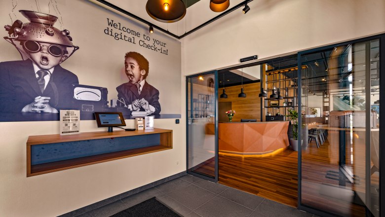 Zündwerk Motel, © propertyphotos.at Entrance area of a modern motel with digital check-in and stylish reception area.