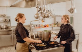 The chefs in the kitchen, © Niederösterreich Werbung/Klaus Engelmayer
