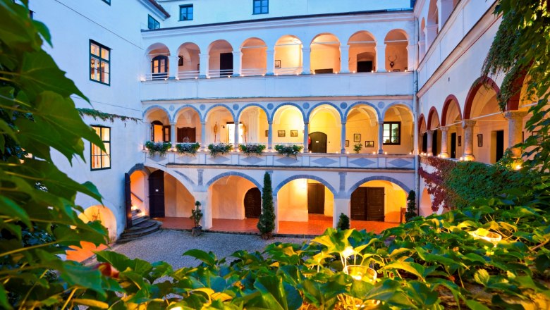 Inner courtyard in the evening, &copy; Schloss Ernegg