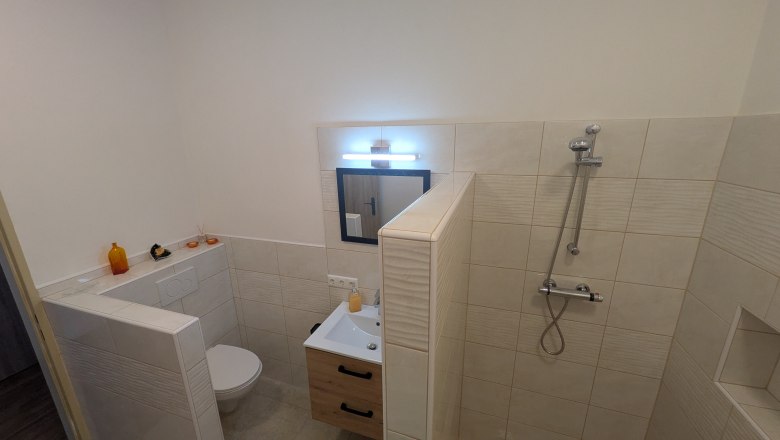 Room - 2A - Bathroom, &copy; A.V. Heinrichs