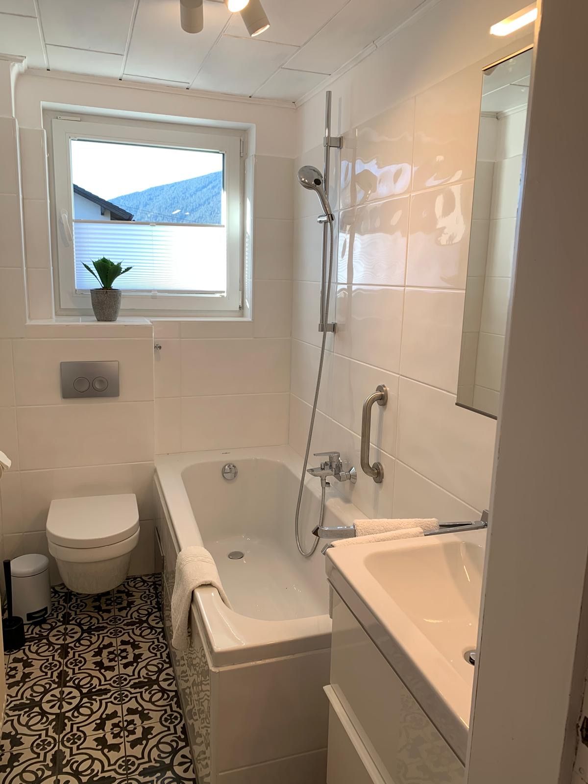 Modern bathroom with bathtub, WC and washbasin.