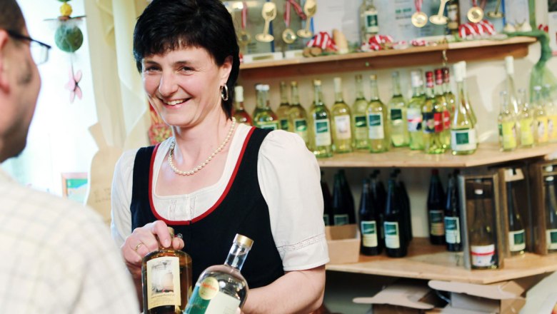 Buying Juices, Distillates &amp; Co at farm-gate prices!, © Mostviertel Tourismus/weinfranz.at