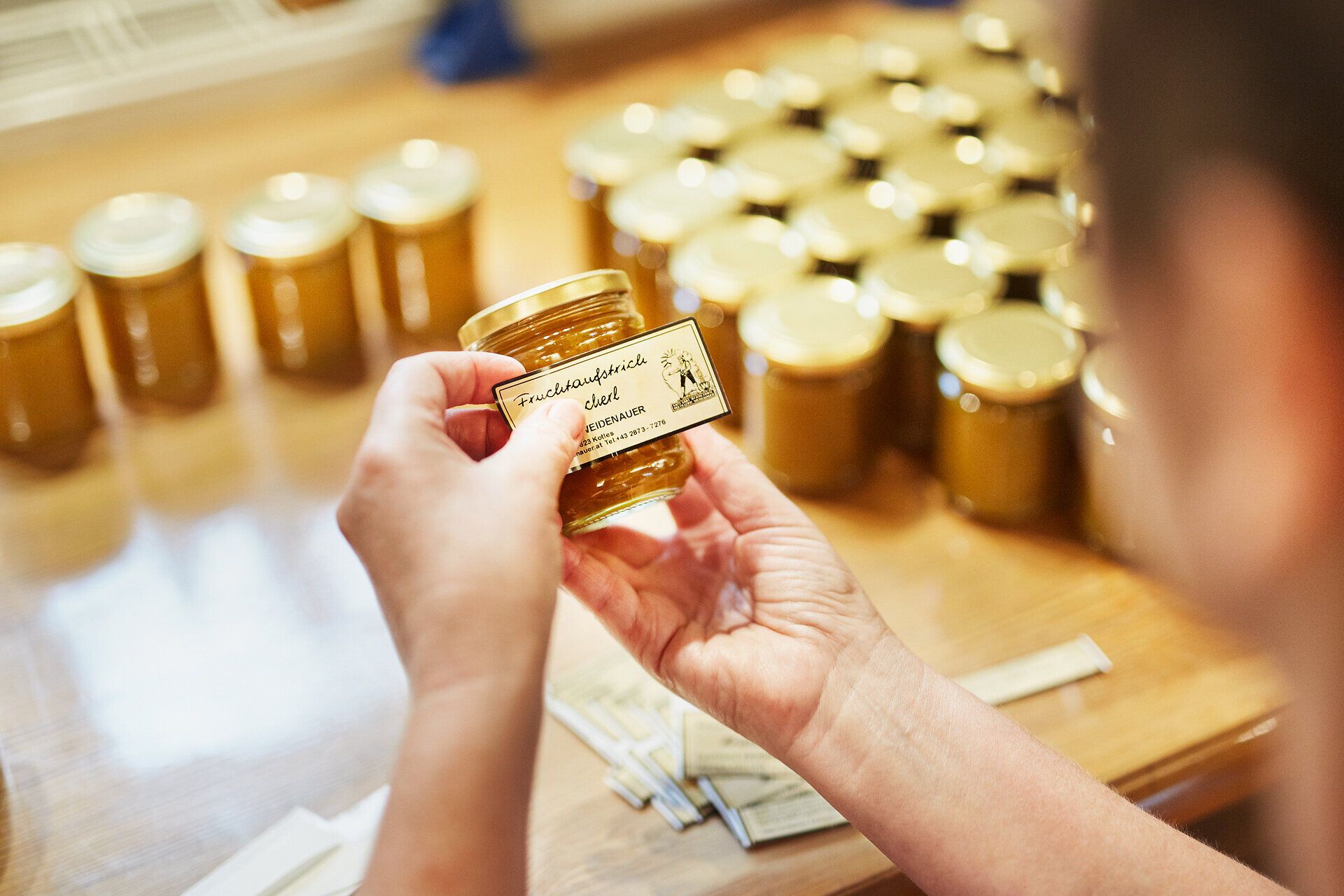 A delicious Kriecherl fruit spread is made with love and dedication in the warm atmosphere of the Weidenauer distillery. The golden jars, filled with fruity sweetness, invite you to discover the flavors of the region and let yourself be pampered by nature.