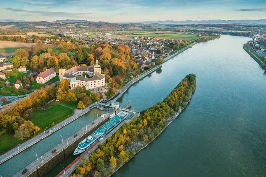 View of Persenbeug Castle and the Danube from above