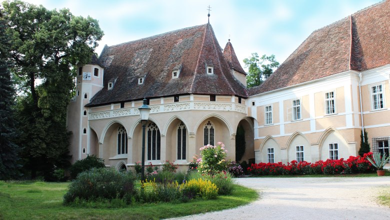 A warm welcome!, © Birgit Reiter Historic building with pointed roof and garden in the foreground.