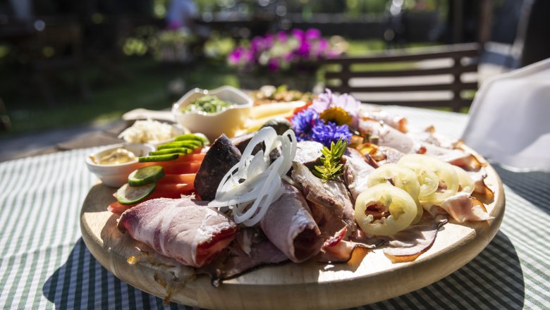 Radlheuriger Kernbichler, &copy; Velontour