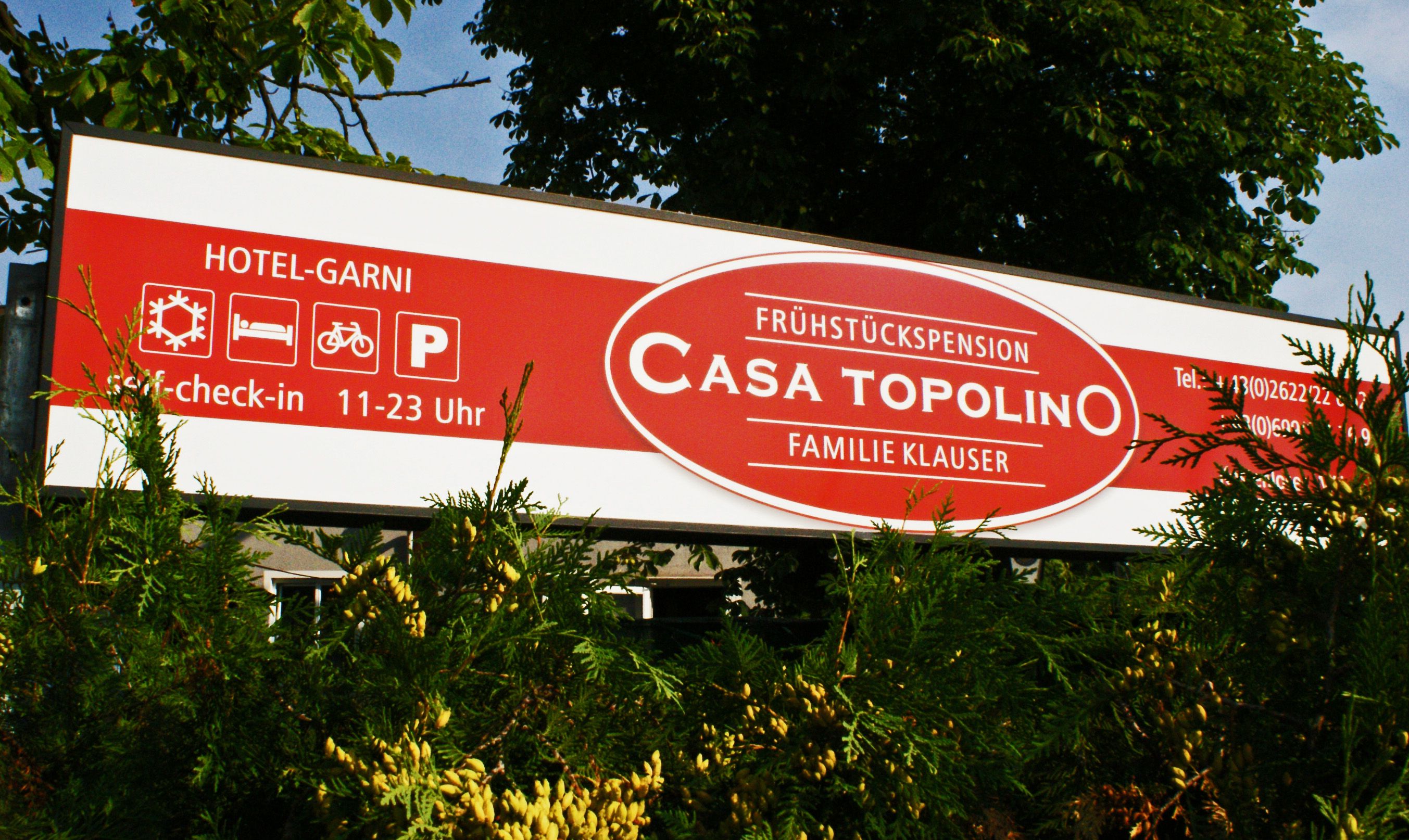 Sign of the bed and breakfast Casa Topolino with contact information and opening hours.
