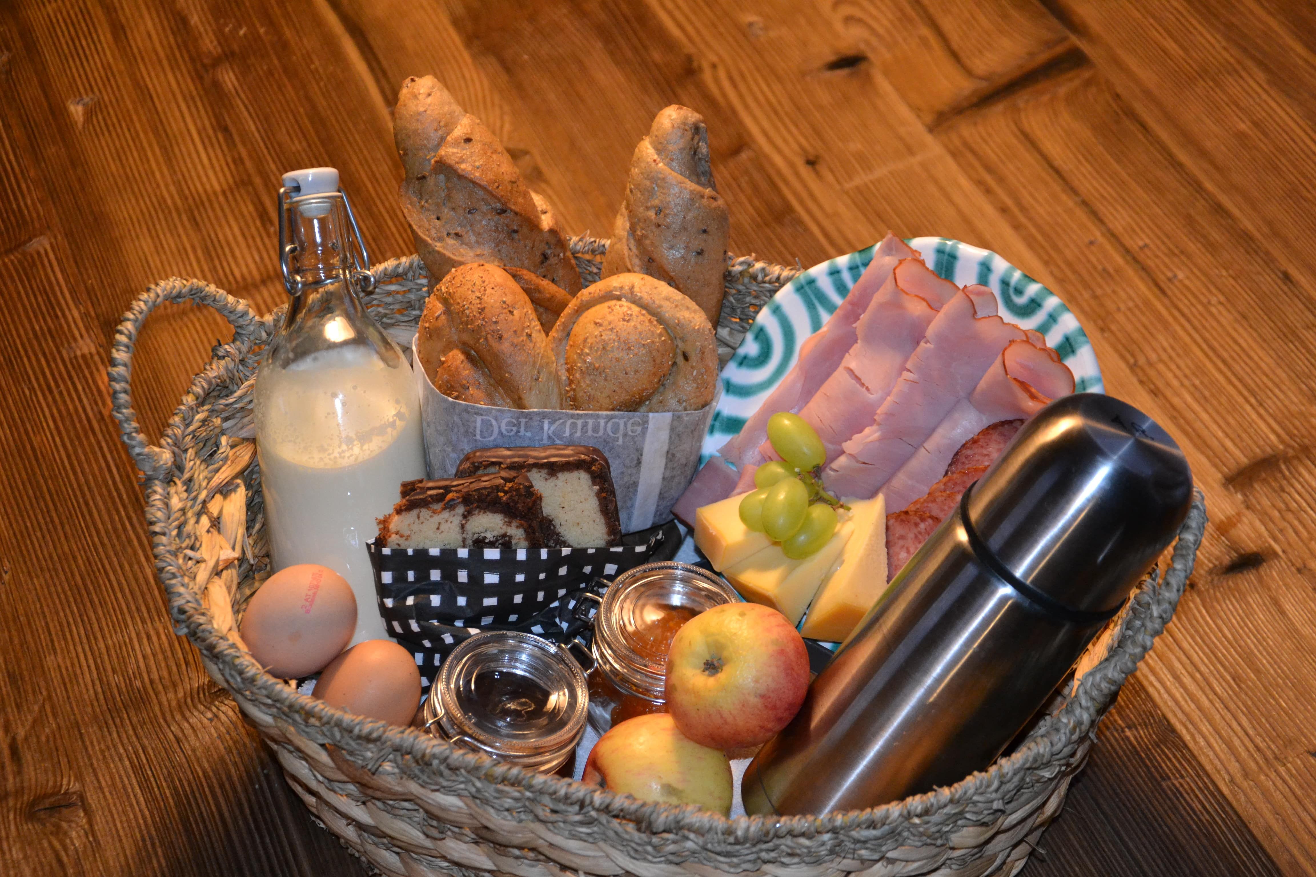 On request, the farmer's wife will serve you a breakfast basket in your room.