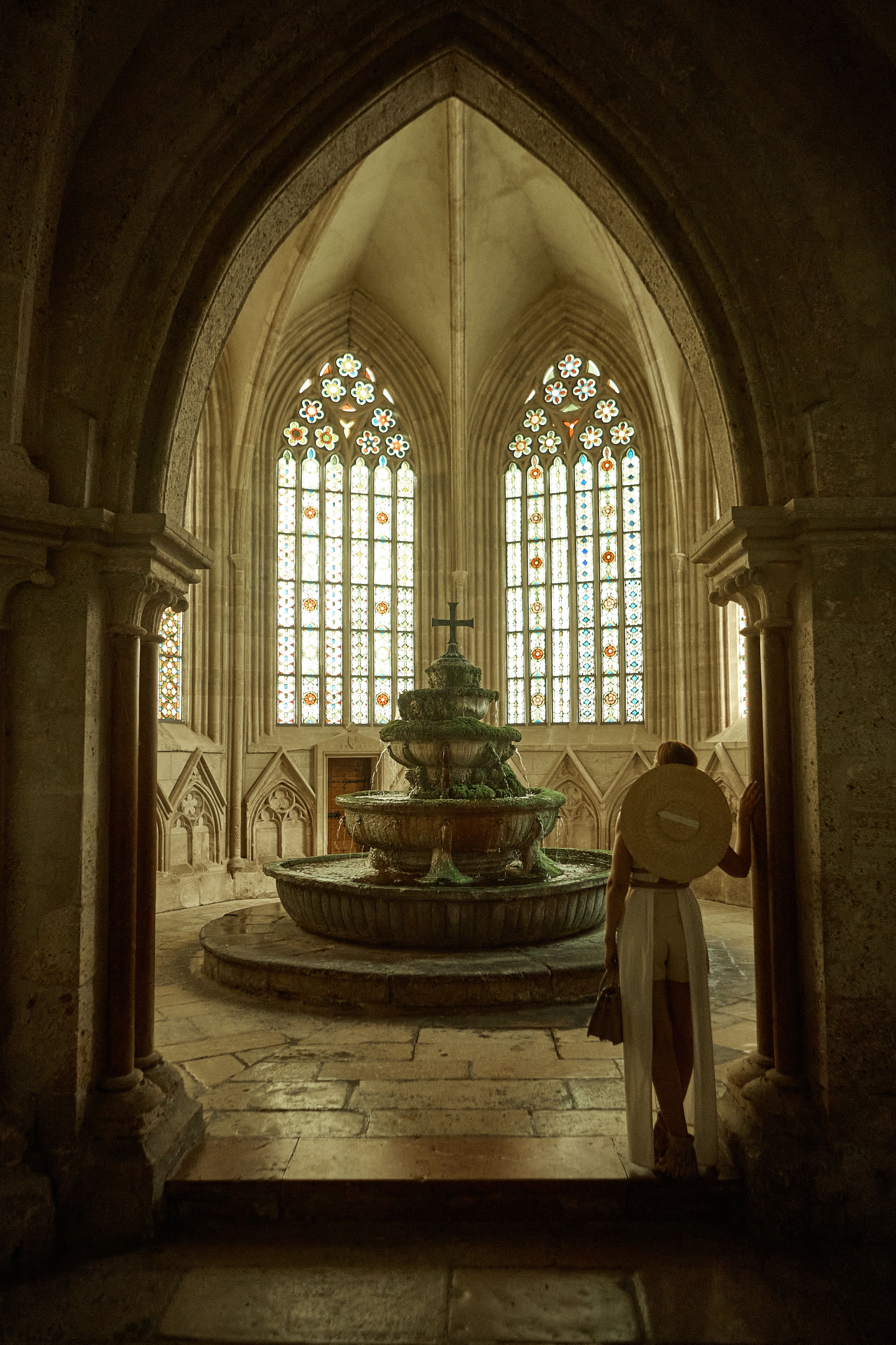 Der Kreuzgang Heiligenkreuz verzaubert mit seiner majestätischen Architektur und dem sanften Plätschern des Brunnens. Lichtstrahlen tanzen durch die bunten Fenster und schaffen eine friedliche Atmosphäre, die zum Verweilen einlädt. Hier, umgeben von der Stille des Klosters und der Schönheit des Wienerwaldes, findet man einen Ort der Besinnung und Erholung.