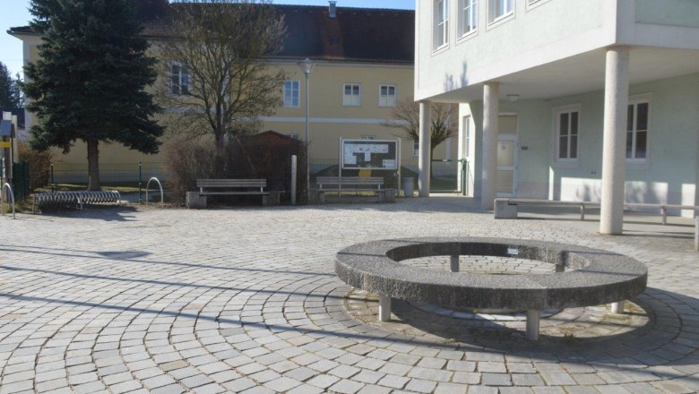 Sankt Pantaleon village square, &copy; Gemeinde St. Pantaleon