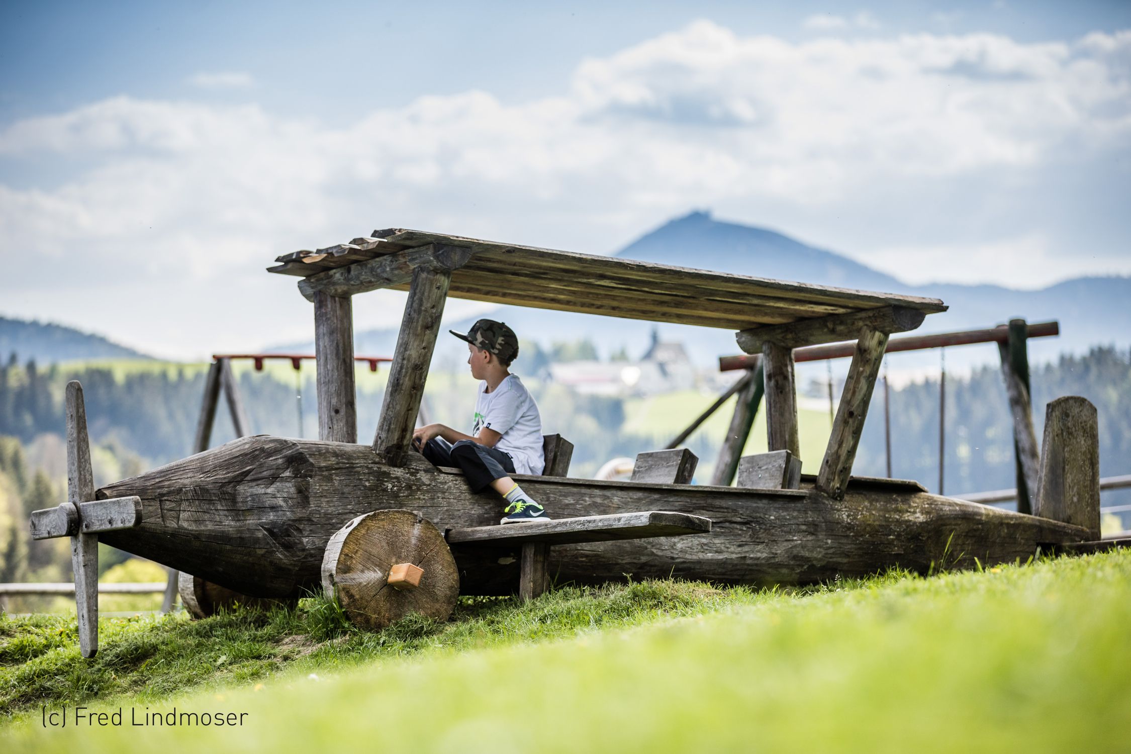 pension-kobichl_wooden-plane_1
