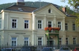 Historic building with balcony and flowers in Hinterbr&uuml;hl.