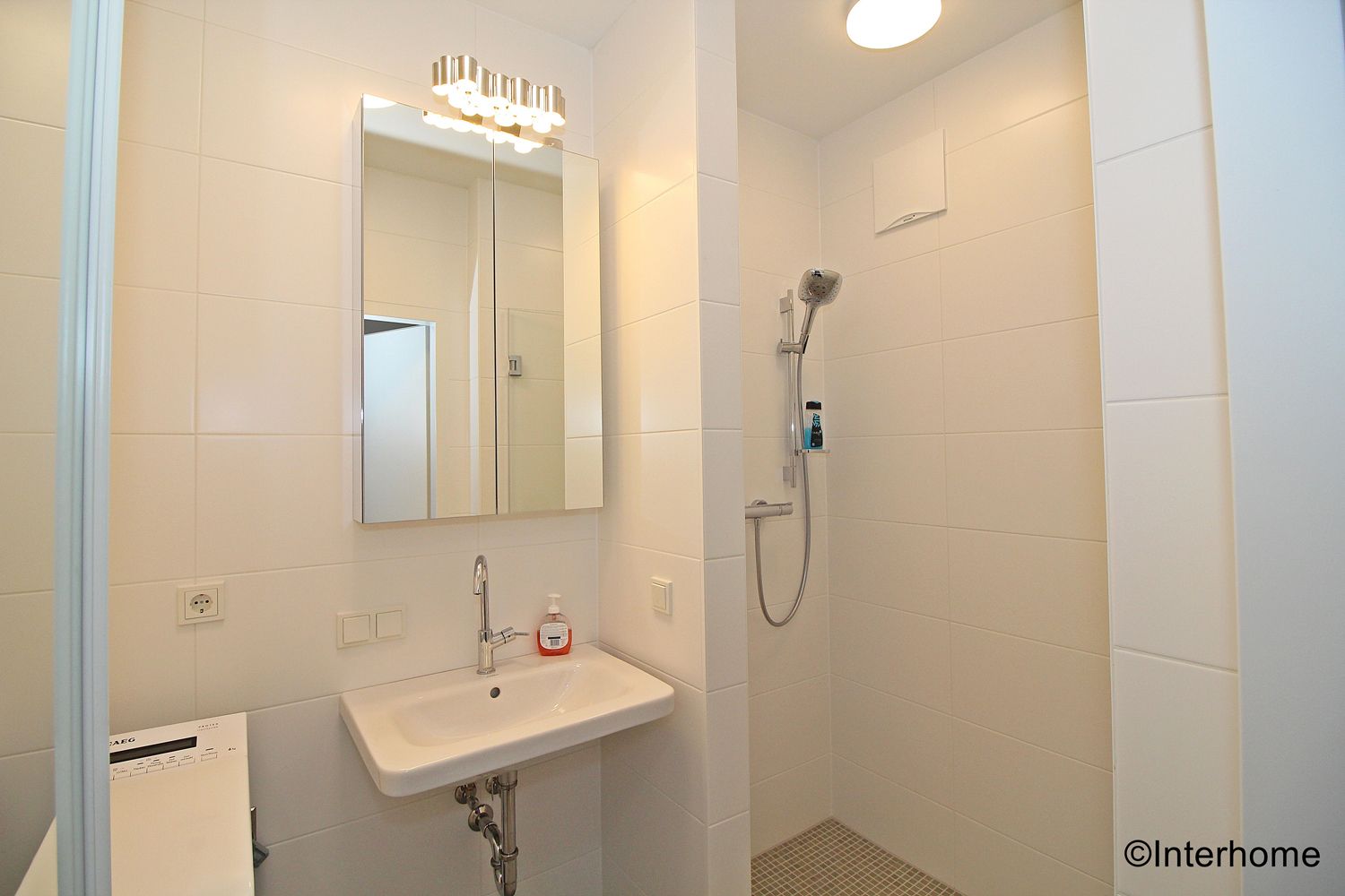 Bright and friendly bathroom 